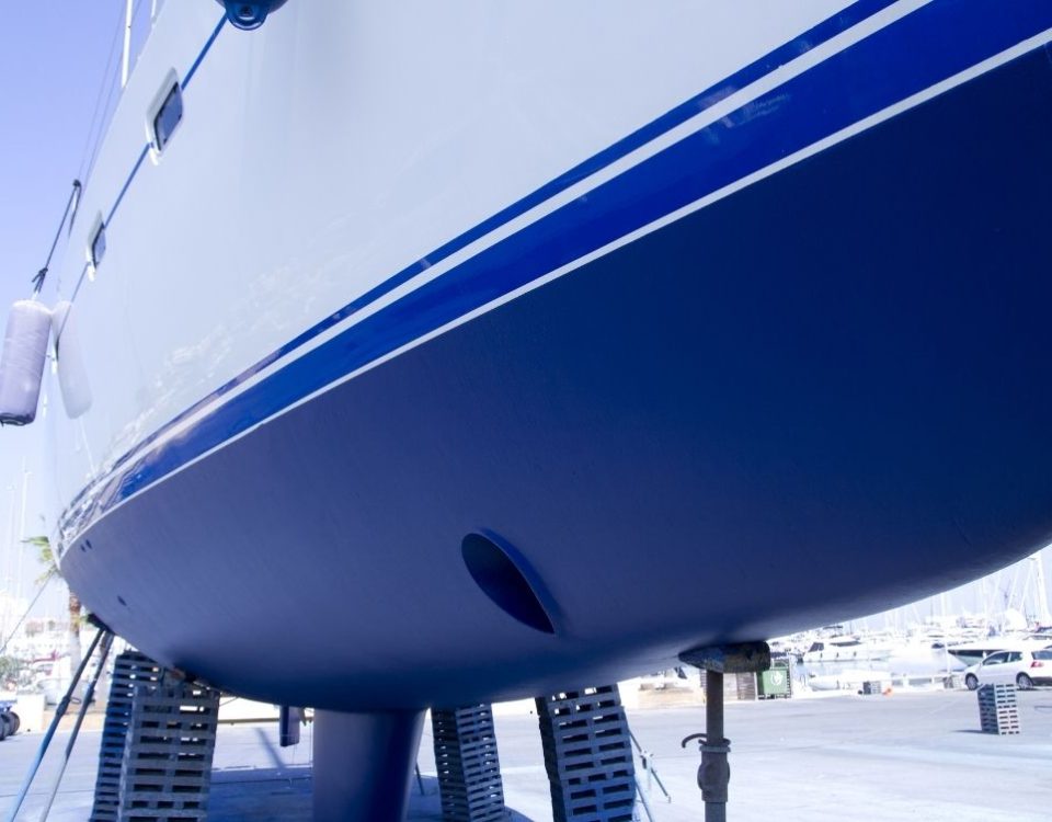 Verniciatura scafo yacht